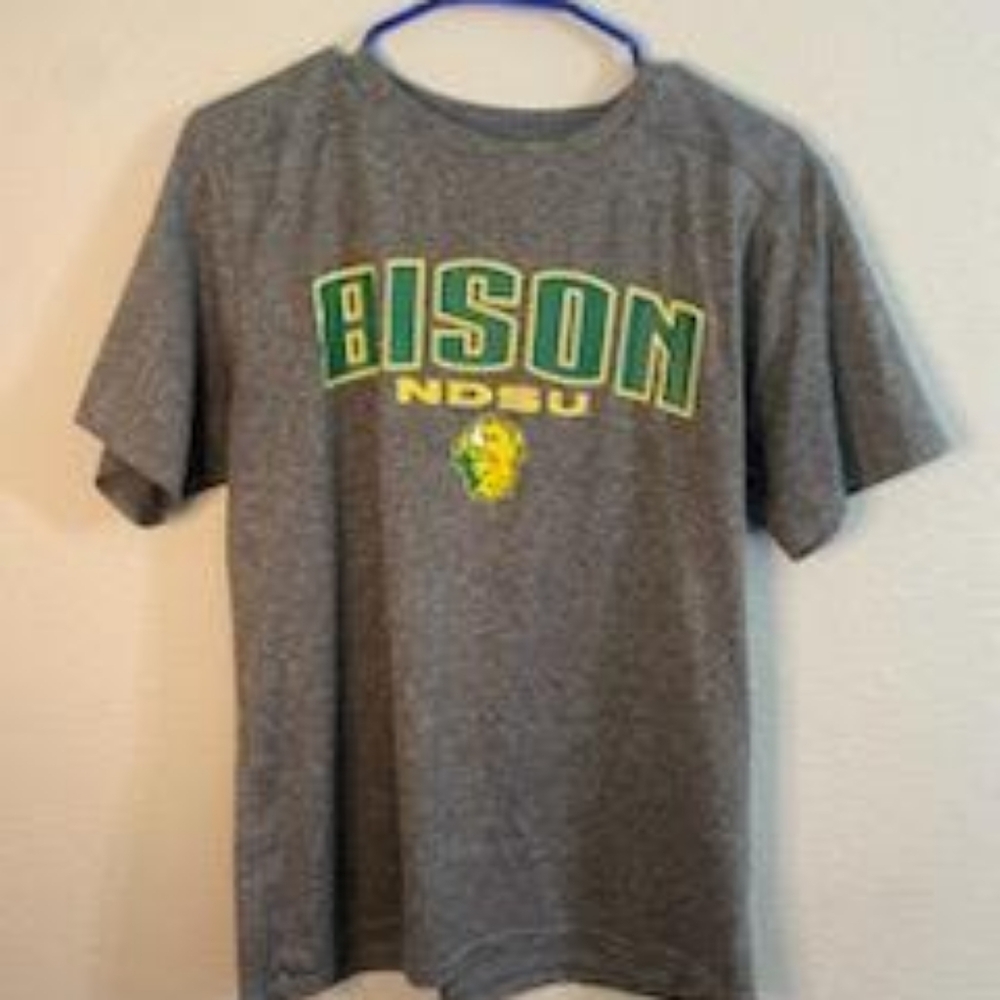 North Dakota State University Bison tee, size medium